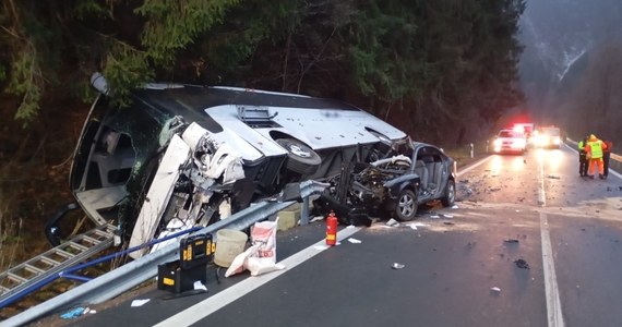 Na Słowacji, niedaleko polskiej granicy, doszło do poważnego wypadku z udziałem autokaru. Zginęła jedna osoba, a trzy zostały ranne.