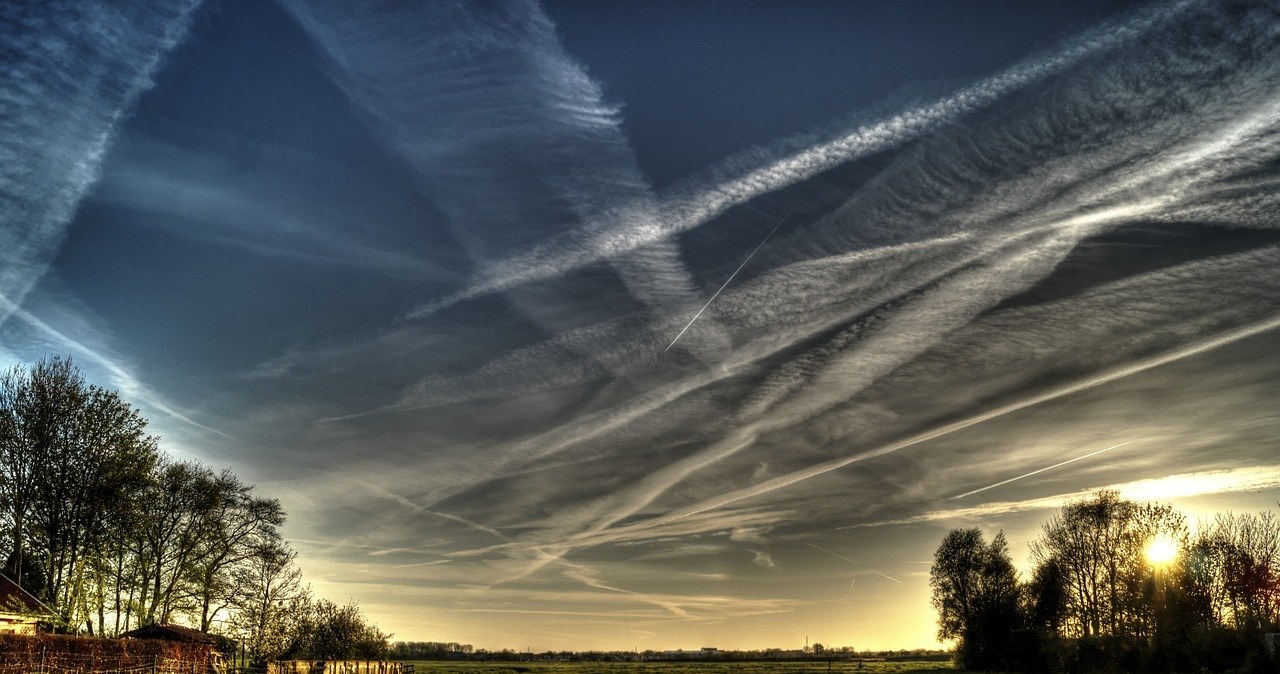 Jak naprawdę powstają się smugi kondensacyjne? Nowe badanie ujawnia
