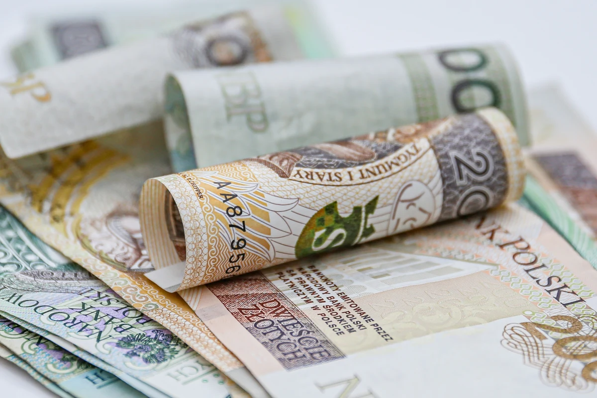 Główny Urząd Statyczny podał najnowsze dane dotyczące zarobków Polaków. Przeciętne wynagrodzenie w III kwartale tego roku wynosiło 8161,62 zł. To ponad 13-procentowy wzrost w stosunku do płac w ubiegłym roku.