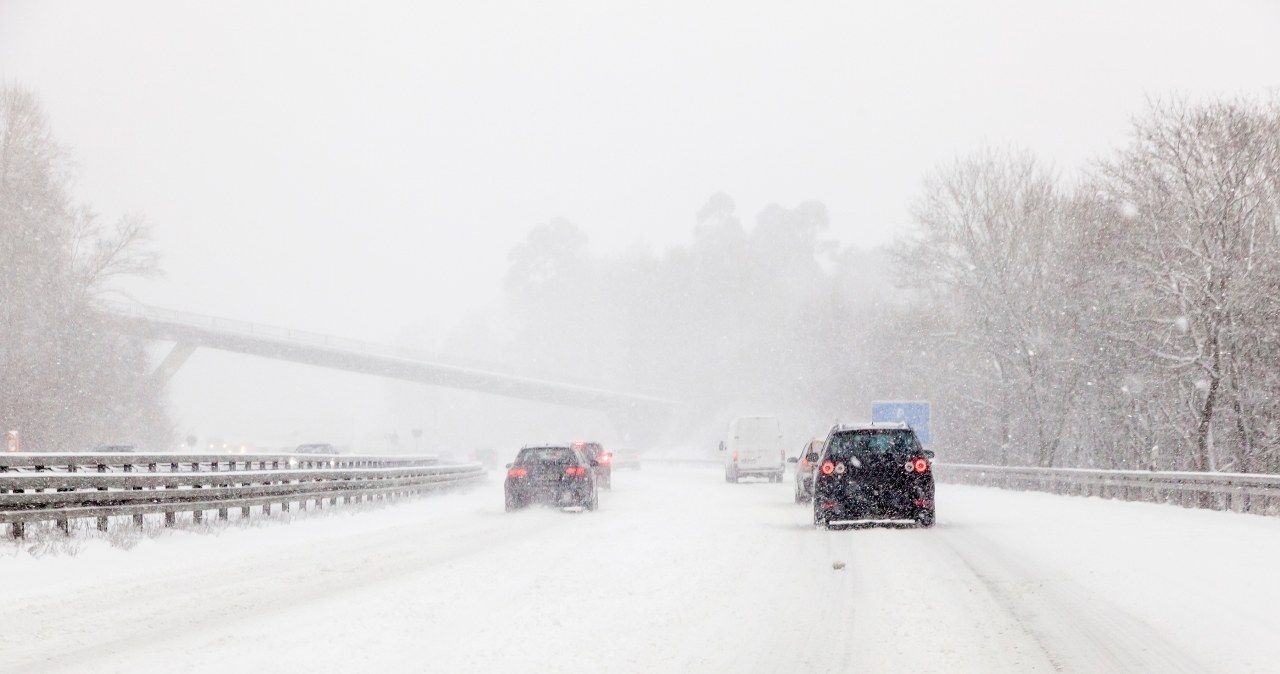 Drogi zaczną robić się białe? "Powyżej 20 cm śniegu". Podano dokładny dzień