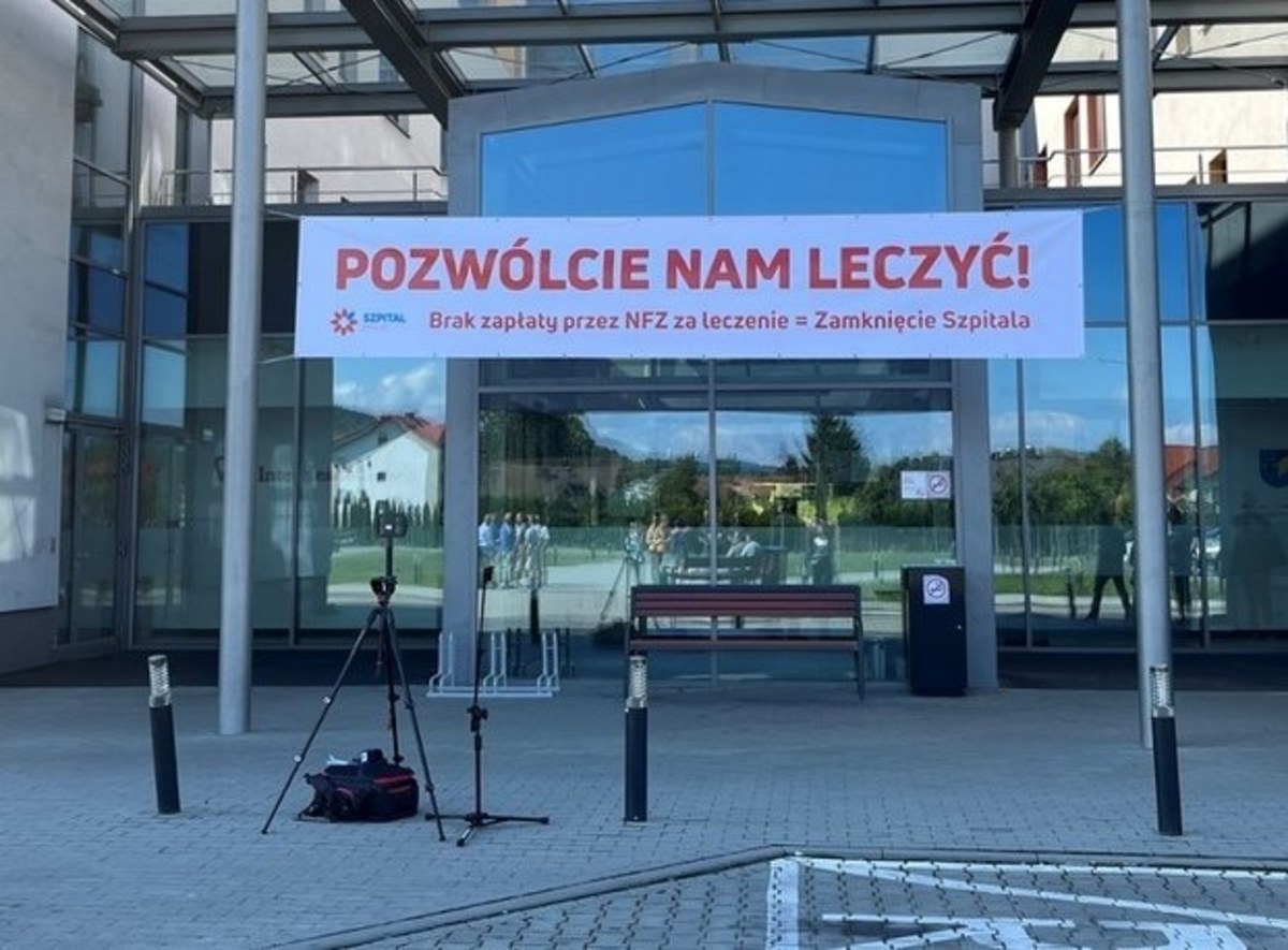 Szpital w Żywcu wznowił działalność dwóch z trzech oddziałów, które nie przyjmowały pacjentów od 7 października. Powodem zawieszenia był brak środków na wynagrodzenia dla lekarzy, co przekłada się na braki kadrowe. Nadal nie działa jeden oddział i dwie poradnie.