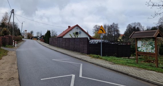 Śledczy badają przyczynę śmierci 2,5-letniego chłopca w jednej z miejscowości w gminie Jonkowo koło Olsztyna w Warmińsko-Mazurskiem. Z informacji reportera RMF FM wynika, że chłopiec mógł zatruć się środkiem chemicznym do zwalczania kretów.