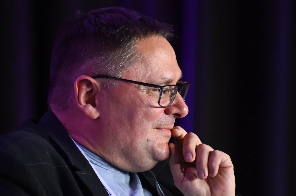 "Apokalipsa św. Jana to księga bardzo trudna, bo odwołuje się do obrazów, które dla współczesnego człowieka są niezrozumiałe. Z drugiej jednak strony jest fascynująca, bo opowiada o doświadczeniu, którego wszyscy się boimy. Boimy się własnej śmierci, kresu świata, który nas otacza" - mówił w internetowym Radiu RMF24 Tomasz Terlikowski, autor książki "Apokalipsa. Kres świata dzieje się na naszych oczach".