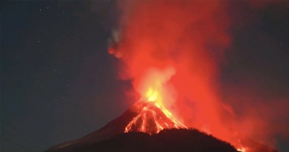 Erupcja wulkanu na wyspie Flores zmusiła linie lotnicze do odwołania połączeń z inną indonezyjską wyspą - Bali. Agencja Reutera podała, że wulkan Lewotobi Laki-Laki wyrzucił pył na wysokość ponad 10 km.