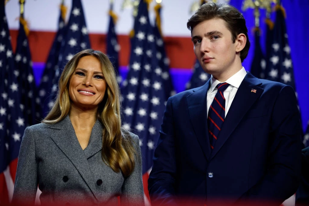 Barron Trump ze zwoją matką, Melanią, podczas wieczoru wyborczego w 2024 roku