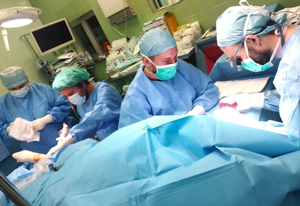 Specjaliści ze Szpitala Miejskiego nr 4 w Gliwicach podjęli się skomplikowanej rekonstrukcji dłoni 53-letniego pacjenta. Mężczyzna odciął sobie piłą fragment dłoni. Pierwszy etap rekonstrukcji jest już za nim.