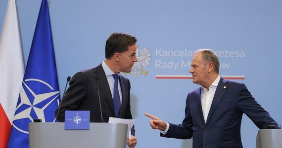 Donald Tusk spotkał się w Warszawie z szefem NATO Markiem Rutte. Premier podkreślił, że wraz z sekretarzem generalnym sojuszu mają "identyczne poglądy na sytuację na świecie, w regionie, na tej płonącej granicy". Rutte rozmawiał następnie z prezydentem Andrzejem Dudą.