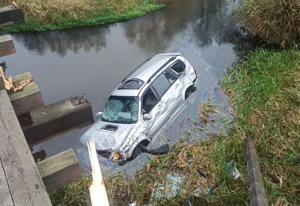 Prawdopodobnie oblodzenie drogi było przyczyną utraty przez 57-latka panowania nad autem, które spadło z mostu do rzeki Warta w miejscowości Toporów w woj. łódzkim. Mężczyzna podróżował sam i wydostał się z auta o własnych siłach. Nic poważnego mu się nie stało.