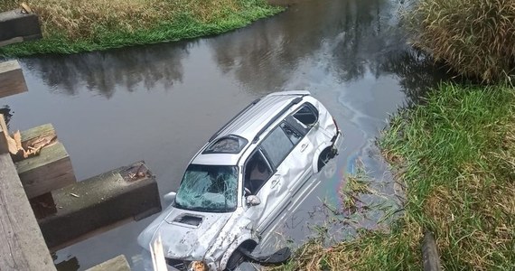 Prawdopodobnie oblodzenie drogi było przyczyną utraty przez 57-latka panowania nad autem, które spadło z mostu do rzeki Warta w miejscowości Toporów w woj. łódzkim. Mężczyzna podróżował sam i wydostał się z auta o własnych siłach. Nic poważnego mu się nie stało.