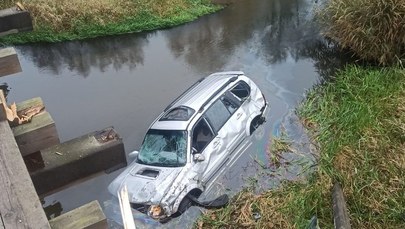 Samochód wpadł do Warty z oblodzonej drogi. IMGW ostrzega