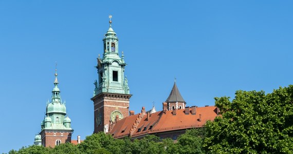 Remontowana Wieża Zegarowa na Wawelu ponownie zalśniła złotym blaskiem, który od wielu lat był niewidoczny. Ślady złoceń na hełmie odkryto latem, w trakcie renowacji. W ramach prac przywrócono także figurom świętych odpowiadające im atrybuty.