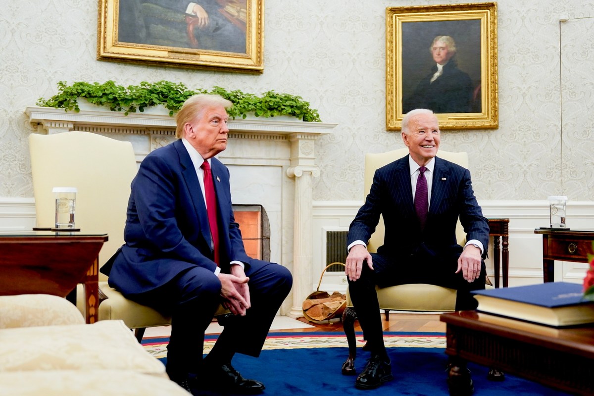 Ustępujący prezydent USA Joe Biden powitał w środę swojego następcę Donalda Trumpa w Białym Domu, wyrażając nadzieję na płynne przekazanie władzy. Trump podziękował Bidenowi, przyznając, że "polityka jest w wielu przypadkach ciężka".