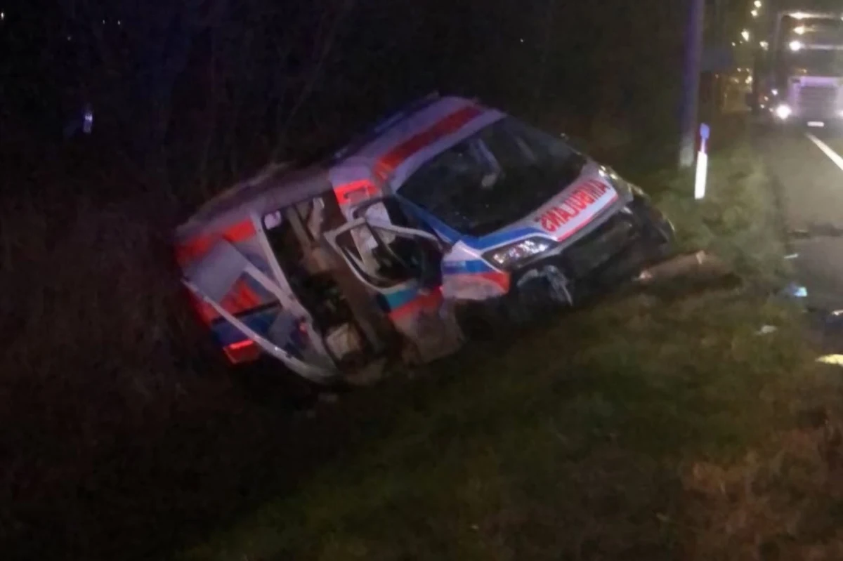 Członek załogi pogotowia ratunkowego zginął, a drugi trafił do szpitala w wyniku zderzenia karetki z samochodem osobowym. Do wypadku doszło w środę wieczorem w Jedlińsku koło Radomia. 