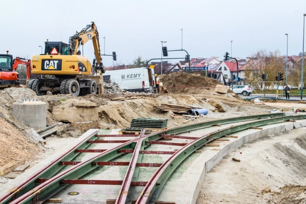 Od 23 listopada tramwaje będą ponownie korzystać z pętli w krakowskich Mistrzejowicach, przebudowanej w ramach budowy nowej linii Krakowskiego Szybkiego Tramwaju – przekazał w środę magistrat. Zakończenie budowy całej nowej linii KST prowadzącej do Mistrzejowic planowane jest na pierwszy kwartał 2026 r. 
