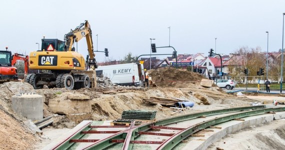 Od 23 listopada tramwaje będą ponownie korzystać z pętli w krakowskich Mistrzejowicach, przebudowanej w ramach budowy nowej linii Krakowskiego Szybkiego Tramwaju – przekazał w środę magistrat. Zakończenie budowy całej nowej linii KST prowadzącej do Mistrzejowic planowane jest na pierwszy kwartał 2026 r. 