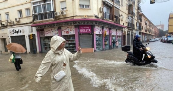 Trzy tysiące osób ewakuowano z prowincji Malaga w Andaluzji. Władze wschodniej i południowej Hiszpanii zamknęły szkoły i uniwersytety. Dwa tygodnie po katastrofalnych powodziach, w których zginęło ponad 200 osób, kraj zmaga się z kolejnymi ulewami. 