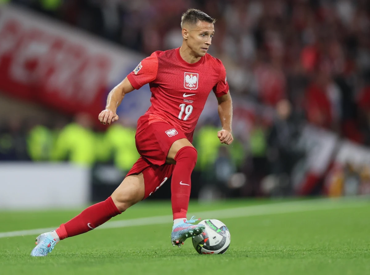 Reprezentacja Polski coraz bardziej osłabiona przed meczami z Portugalią i Szkocją w Lidze Narodów. Zgrupowanie Biało-Czerwonych z powodu kontuzji opuszczają Michael Ameyaw i Przemysław Frankowski. W najbliższych spotkaniach nie zagra też kapitan Robert Lewandowski. 