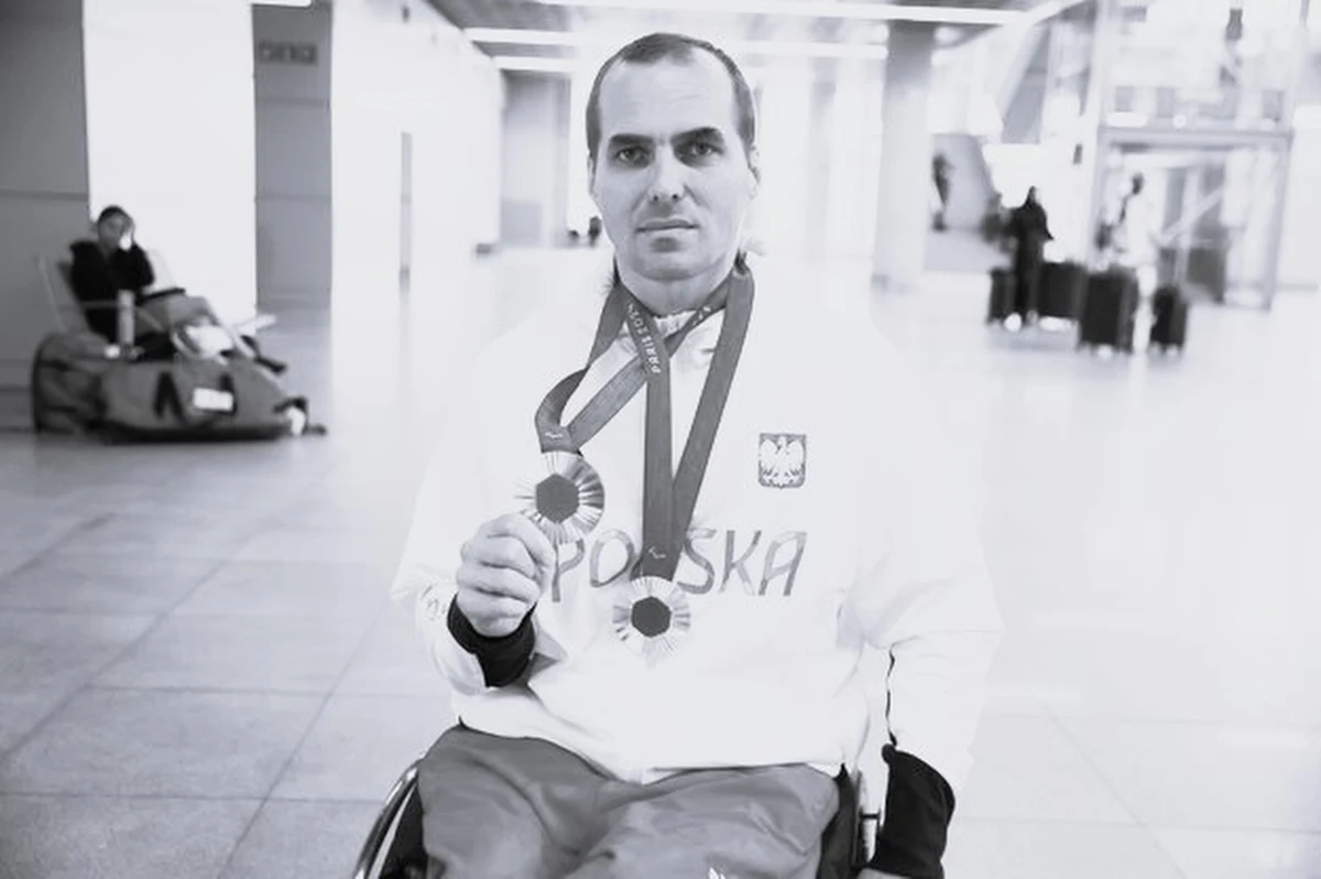 Michał Dąbrowski – podwójny medalista igrzysk paralimpijskich w Paryżu w szermierce na wózkach, zmarł w wieku 38 lat. W środę poinformował o tym Polski Związek Szermierczy (PZSzerm). Sportowiec od 2023 r. zmagał się z nowotworem przewodów żółciowych wewnątrzwątrobowych.