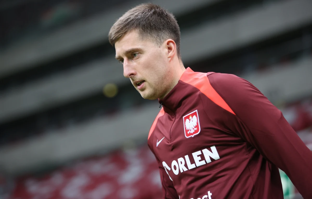 W piątek w Porto mecz Portugalia - Polska. Dla naszej piłkarskiej kadry to przedostatni mecz fazy grupowej Ligi Narodów. Zdecydowanym faworytem tego spotkania są gospodarze, mimo że w ich składzie zabraknie Rúbena Diasa, Rúbena Nevesa czy Diogo Joty. "Tam wciąż są dobrzy zawodnicy. My jednak przeciwko dobrym zawodnikom graliśmy też na Euro i wiemy, że czeka nas ciężki mecz" - mówi w rozmowie z RMF FM Taras Romanczuk. Z pomocnikiem naszej kadry o kolejnym powołaniu do reprezentacji Polski, ale też grze Jagielloni Białystok w tym sezonie rozmawiał w Porto Wojciech Marczyk z redakcji sportowej RMF FM.