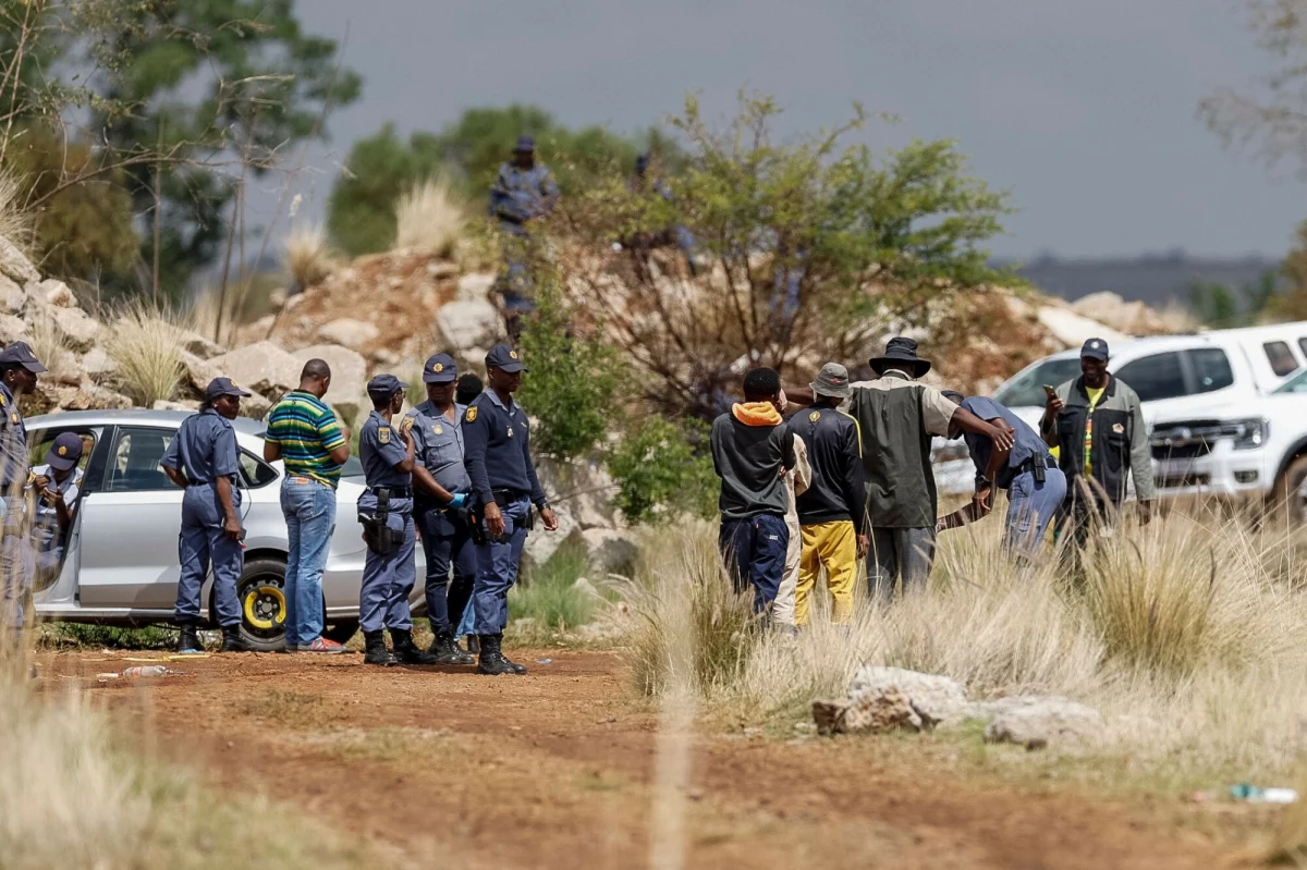 ​Ponad 4,5 tys. nielegalnych górników jest uwięzionych pod ziemią w nieczynnej kopalni złota w Stilfontein, w graniczącej z Botswaną Prowincji Północno-Zachodniej w Republice Południowej Afryki. Akcję ratunkową wstrzymano z powodu ulewnych opadów deszczu.