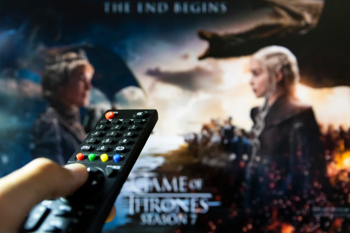 "Biały Lotos", "Gra o tron", "Wielkie kłamstewka" czy "Mare z Easttown" - to tylko kilka serialowych hitów HBO, których kontynuację najchętniej obejrzeliby fani. Szef HBO Casey Bloys spotkał się z dziennikarzami i wyjawił kilka ciekawych informacji na temat przyszłości tych produkcji.