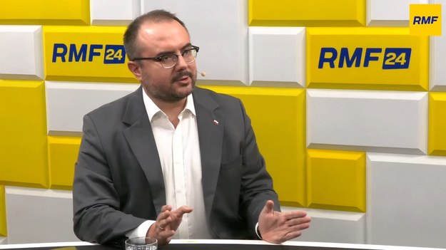 "Myślę, że w listopadzie wskażemy jeszcze swojego kandydata na prezydenta, może na początku grudnia" - mówił w Porannej rozmowie w RMF FM Paweł Jabłoński. Poseł PiS podkreślał, że decyzję podejmie kierownictwo polityczne partii. Jego zdaniem doskonałym kandydatem byłby Marcin Przydacz.