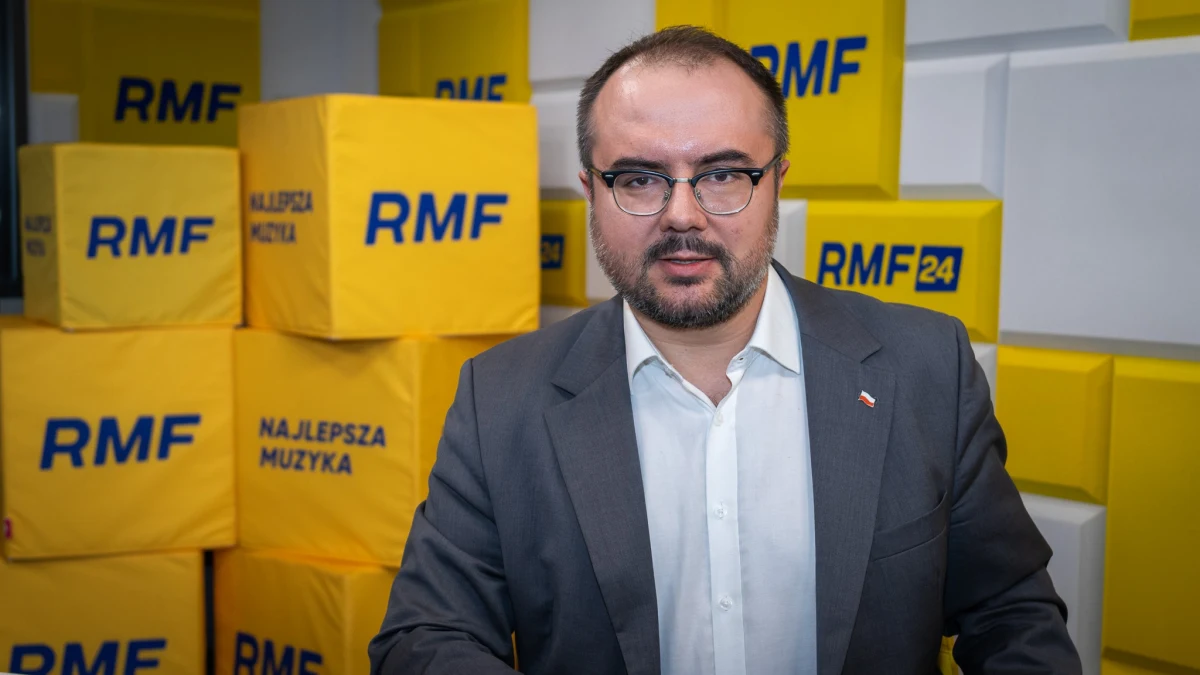 "Myślę, że w listopadzie wskażemy jeszcze swojego kandydata na prezydenta, może na początku grudnia" - mówił w Porannej rozmowie w RMF FM Paweł Jabłoński. Poseł PiS podkreślał, że decyzję podejmie kierownictwo polityczne partii. Jego zdaniem doskonałym kandydatem byłby Marcin Przydacz.