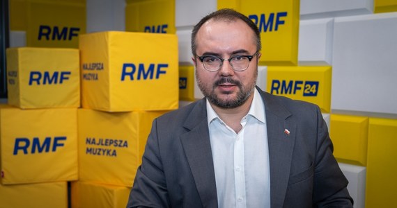 "Myślę, że w listopadzie wskażemy jeszcze swojego kandydata na prezydenta, może na początku grudnia" - mówił w Porannej rozmowie w RMF FM Paweł Jabłoński. Poseł PiS podkreślał, że decyzję podejmie kierownictwo polityczne partii. Jego zdaniem doskonałym kandydatem byłby Marcin Przydacz.