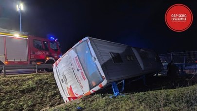 Wypadek autobusu na autostradzie A2 pod Łodzią. 5 osób rannych