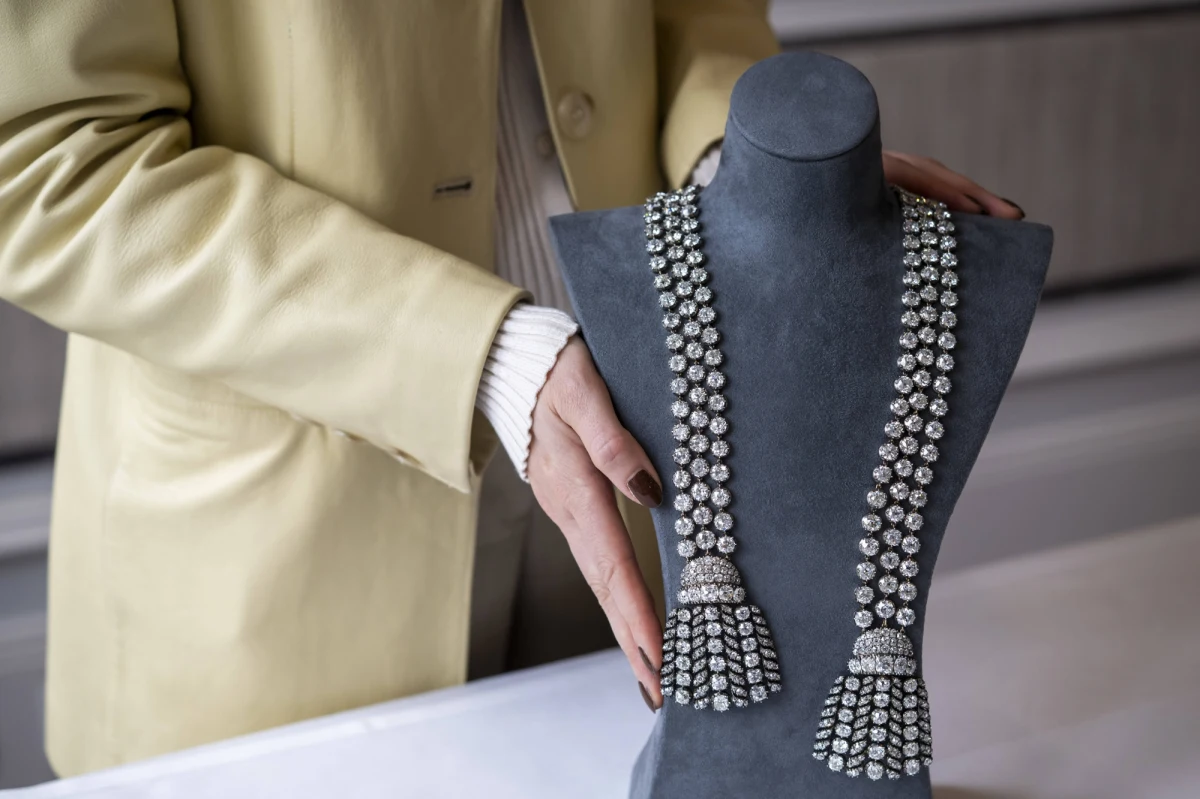 Naszyjnik wysadzany diamentami mogącymi mieć związek ze skandalem, który przyczynił się do upadku Marii Antoniny, został sprzedany na aukcji w Genewie za 4,8 miliona dolarów. Jak przekazał dom aukcyjny Sotheby's, nabywca był "zachwycony".