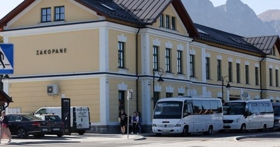 Przez najbliższe dwa tygodnie do Zakopanego nie dojadą żadne pociągi. Pasażerowie będą przewożeni autobusami z Krakowa lub Chabówki. Utrudnienia spowodowane są zaplanowaną przez PKP PLK likwidacją przejazdów kolejowych.