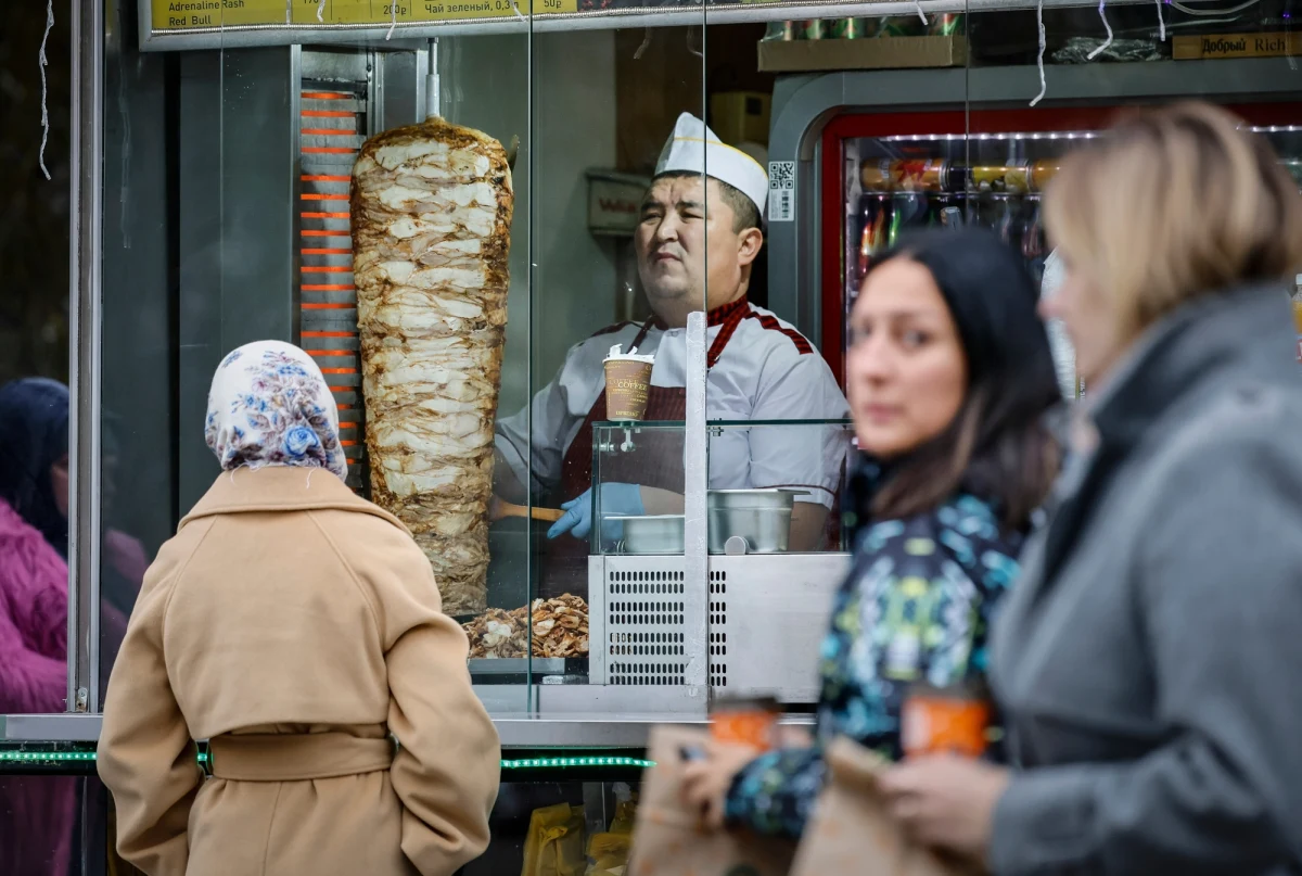 "Rosyjska stolica za wszelką cenę chce udowodnić, że krwawa wojna w Ukrainie to bardzo odległa rzeczywistość" - tak obecną atmosferę w Rosji opisuje w rozmowie z reporterem RMF FM Krzysztofem Zasadą polski ambasador w Moskwie Krzysztof Krajewski. Jak zauważa dyplomata, rosyjskie władze ratuje ściągnięcie żołnierzy z Korei Północnej.