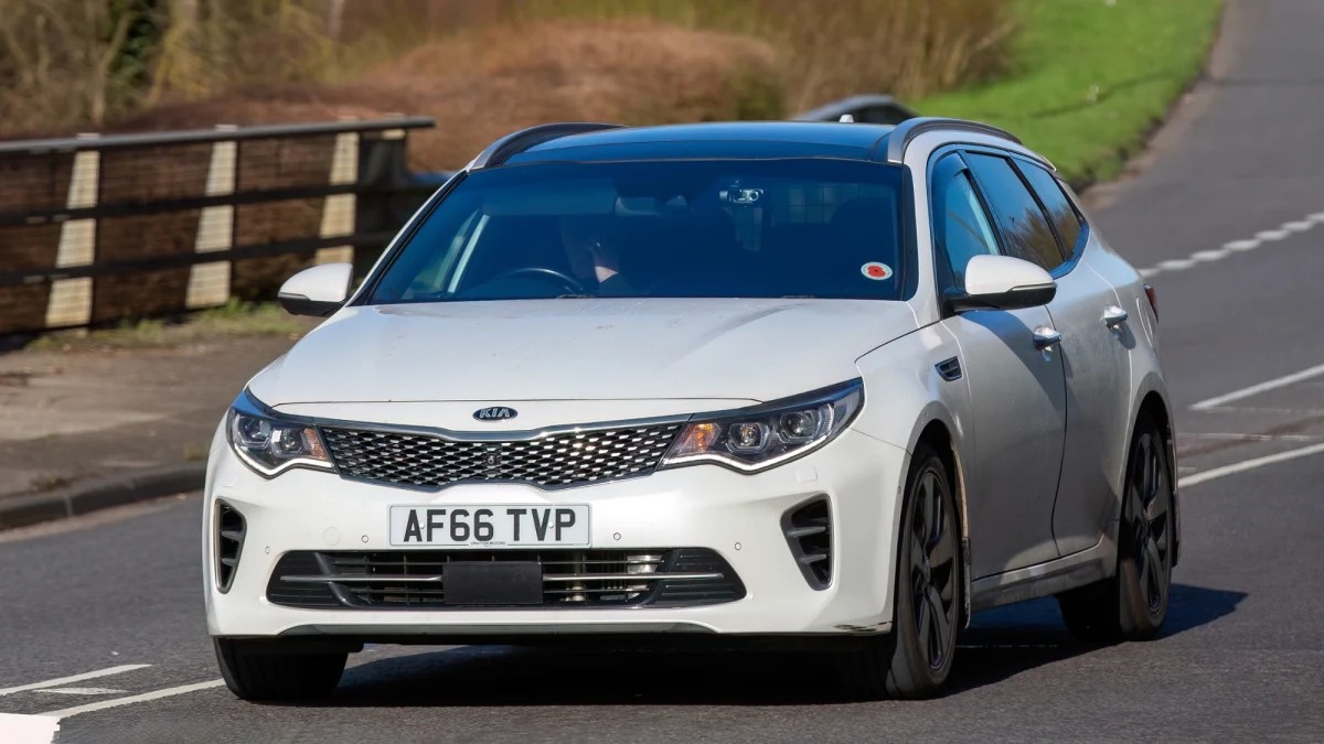 16,8 tys. samochodów osobowych marki KIA zostało objętych przez producenta kampanią naprawczą, ponieważ w autach dochodzi do wycieku płynu hamulcowego, który poprzez zwarcie może powodować pożar w komorze silnika - wynika z komunikatów KIA przekazanych do UOKiK. Chodzi o trzy modele aut.