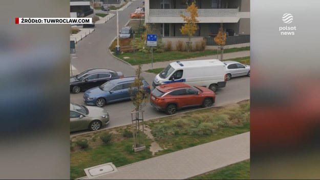 Osiedlowa droga na Jagodnie we Wrocławiu jak tor przeszkód. Na ulicy Drabika miał pomóc zakaz parkowania i pomógł, ale tylko w dni powszednie i do godziny 18-tej. Wieczorami i w weekendy kierowcy parkują samochodami na wąskiej drodze, przez co kolejni stoją w korku. Problem z dojazdem miał pojazd na sygnale. Dla ''Wydarzeń'' Dariusz Nowakowski.