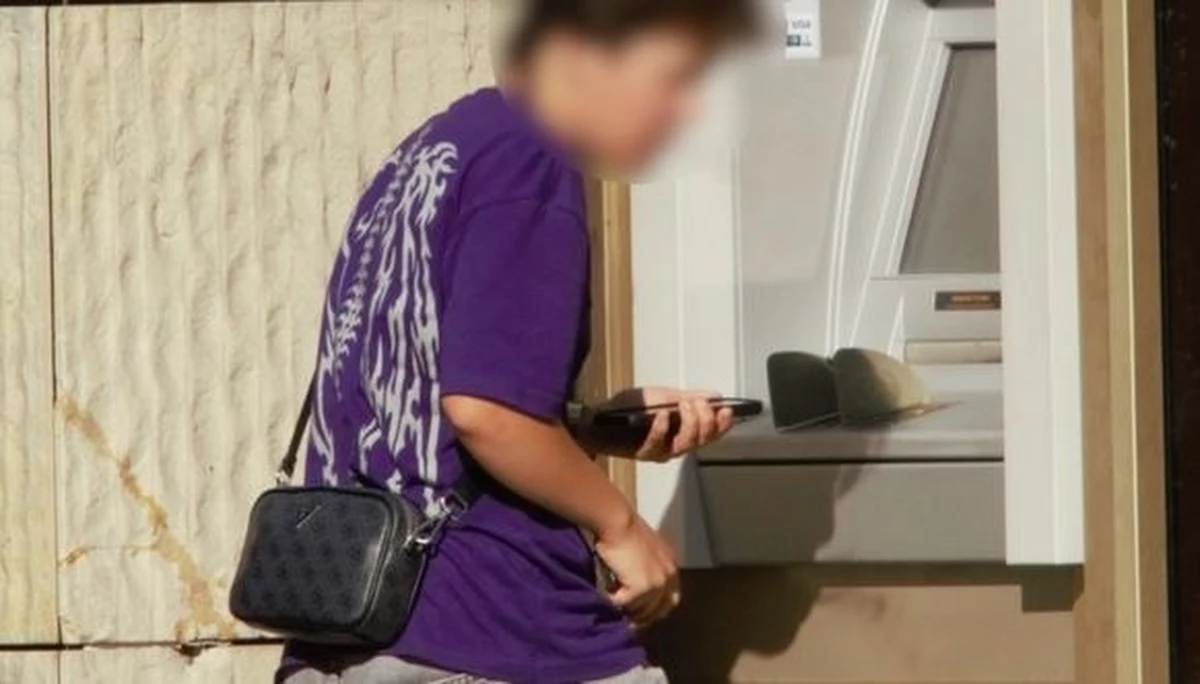 Dolnośląska policja zatrzymała 16-latkę za udział w procederze przestępczym. Jako narzędzie w rękach oszustów internetowych dokonała ponad 280 wypłat z bankomatów, a łączne straty finansowe poszkodowanych są bliskie 400 tysiącom złotych.