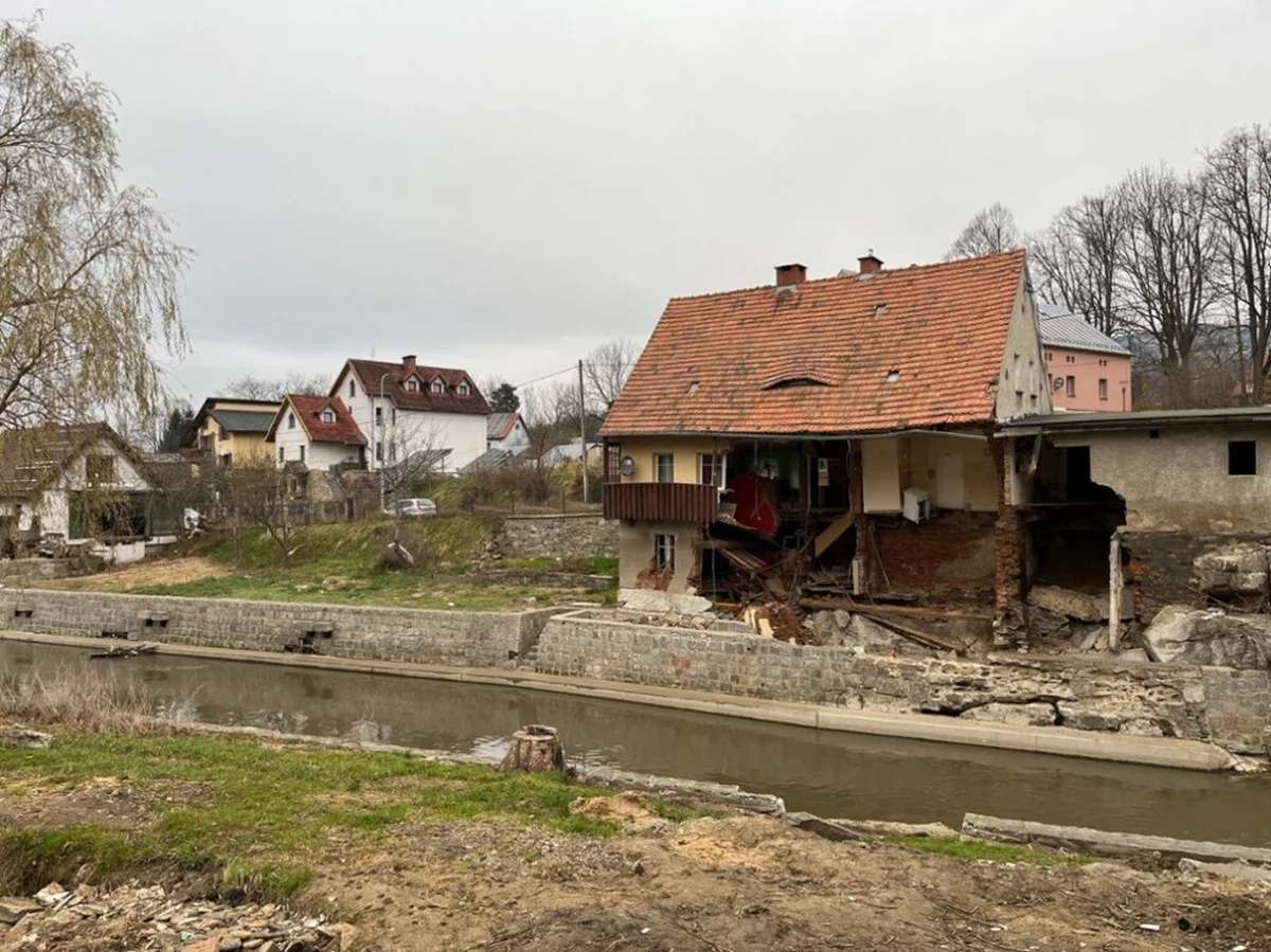 Nawet do wiosny może potrwać przywracanie do użytku przydomowych studni na terenach, przez które we wrześniu przeszła powódź. Jak dowiedział się dziennikarz RMF FM - wyłączonych z użytkowania jest wciąż ponad pół tysiąca studni. Dwa miesiące po powodzi sprawdzamy, z jakimi problemami borykają się mieszkańcy południowo-zachodniej Polski.