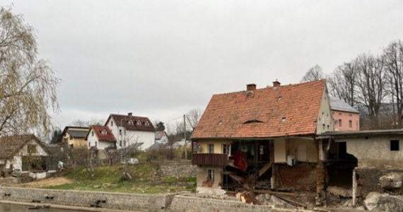 Nawet do wiosny może potrwać przywracanie do użytku przydomowych studni na terenach, przez które we wrześniu przeszła powódź. Jak dowiedział się dziennikarz RMF FM - wyłączonych z użytkowania jest wciąż ponad pół tysiąca studni. Dwa miesiące po powodzi sprawdzamy, z jakimi problemami borykają się mieszkańcy południowo-zachodniej Polski.