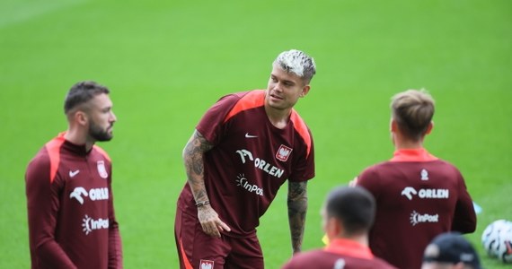 Dzisiaj wieczorem na Estadio do Dragao w Porto piłkarska reprezentacja Polski w przedostatnim meczu fazy grupowej Ligi Narodów zmierzy się z Portugalią. Zdecydowanym faworytem tego spotkania są gospodarze, którym do zapewnienia sobie po raz kolejny gry w ćwierćfinale tych rozgrywek wystarczy remis. Polacy wciąż mają szansę, by zagrać w najlepszej ósemce, ale by tego dokonać, musieliby wygrać dwa ostatnie mecze. "Zdecydowanie zawsze patrzę na najwyższe cele. Jeżeli są możliwości do tego, by zająć drugie miejsce, to chcę to zrobić" - mówi w rozmowie z RMF FM Kamil Piątkowski. Obrońca RB Salzburg ma ostatnio dobry czas w klubie. M.in.: o występach w Lidze Mistrzów, grze w kadrze z naszym reprezentantem rozmawiał w Porto Wojciech Marczyk z redakcji sportowej RMF FM. 