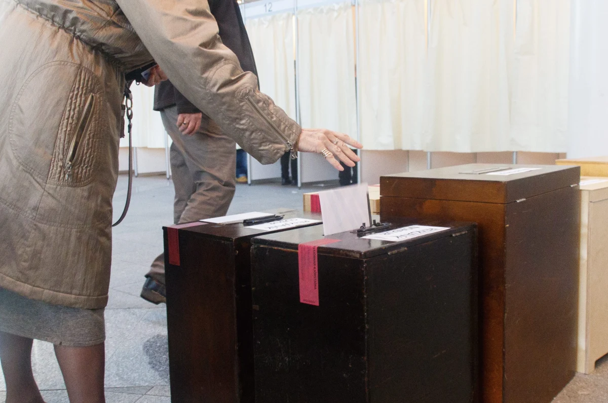 Polak, który znalazł się na liście Partii Niepodległości w wyborach parlamentarnych w Islandii, jest poszukiwany przez polską policję za oszustwa finansowe - podał islandzki nadawca publiczny RUV. Po ujawnieniu sprawy mężczyzna wycofał swoją kandydaturę.