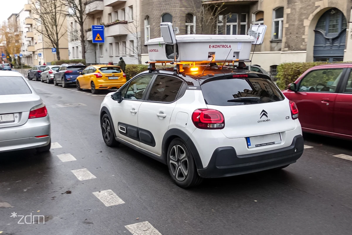 Zarząd Dróg Miejskich w Poznaniu chce od lutego uruchomić w mieście dwa samochody do automatycznej kontroli pojazdów stojących w strefach płatnego parkowania. Miasto chce, aby docelowo wykorzystanych zostało do pięciu aut ze specjalnymi kamerami – poinformował w czwartek poznański magistrat.