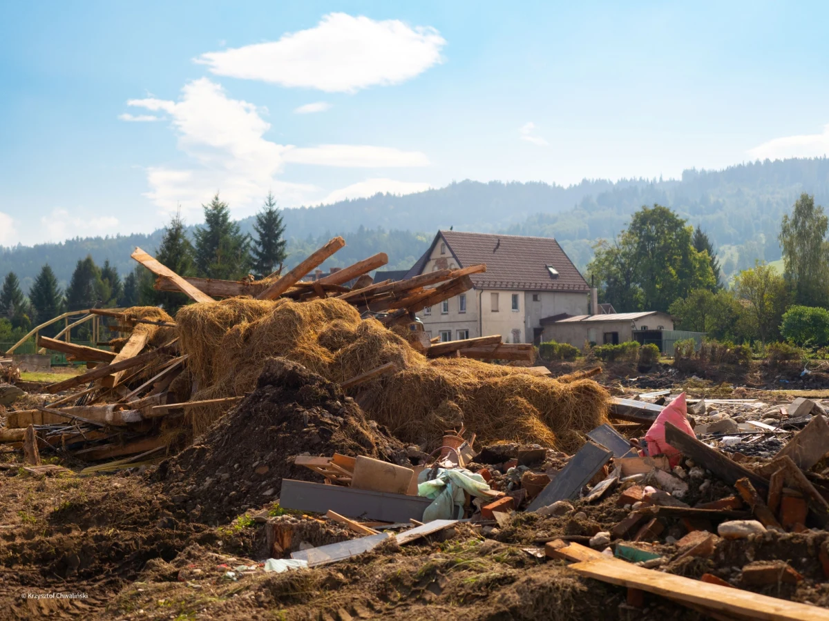 Dzisiaj, dokładnie dwa miesiące po przerwaniu tamy w Stroniu Śląskim, w "Galerii na piętrze" w Starej Kopalni w Wałbrzychu odbędzie się wernisaż wystawy "Po wielkiej wodzie". Zdjęcia autorstwa Krzysztofa Chwalińskiego, dziennikarza radiowego i fotografa, powstały m.in. podczas akcji pomocowej zorganizowanej przez RMF FM i RMF MAXX.