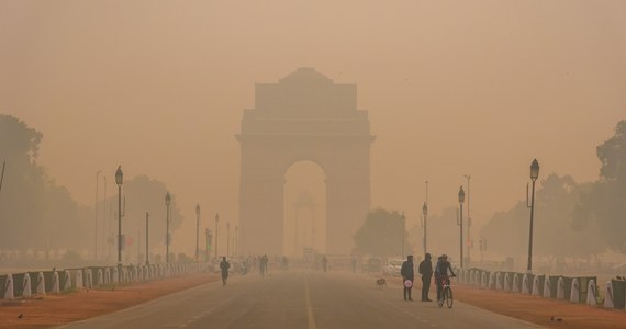 Władze Nowego Delhi, stolicy Indii, podjęły w czwartek decyzję o zamknięciu wszystkich szkół podstawowych do odwołania. Wszystko z powodu zanieczyszczenia powietrza w metropolii liczącej ponad 30 mln mieszkańców.