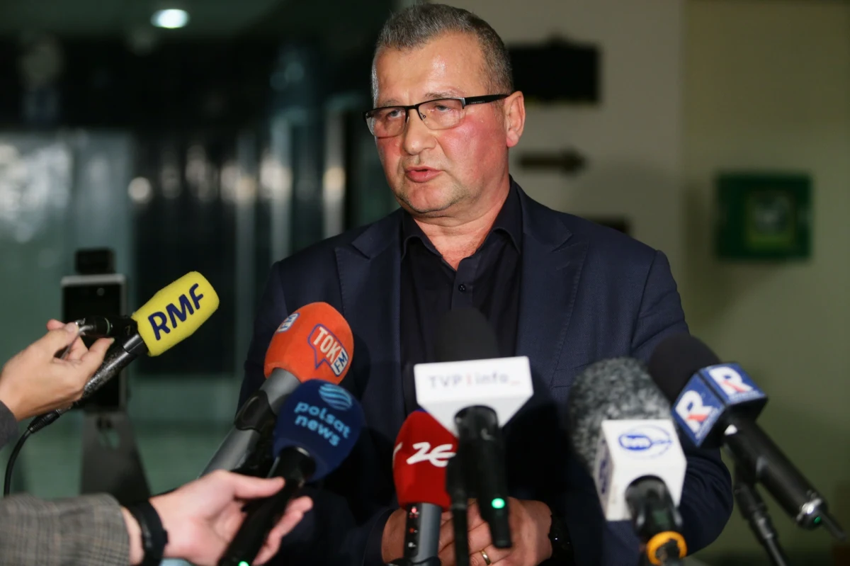 Prezydent Wrocławia Jacek Sutryk usłyszał w śląskim wydziale Prokuratury Krajowej zarzuty dotyczące wręczenia korzyści majątkowej b. rektorowi Collegium Humanum za uzyskanie dyplomu tej uczelni, a także posługiwania się tym nielegalnie uzyskanym dokumentem i wyłudzenie w ten sposób 230 tys. zł. Prokuratura nie złożyła wniosku o tymczasowy areszt dla prezydenta Wrocławia. Sutryk po postawieniu zarzutów, został zwolniony.