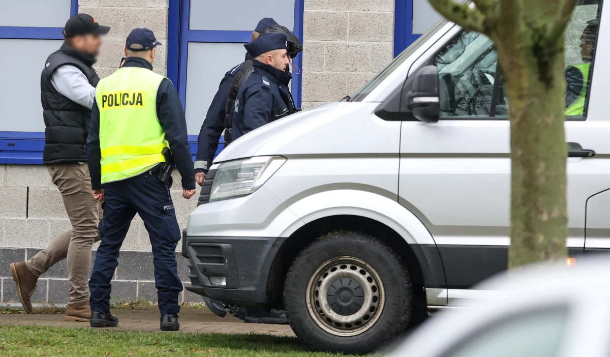 Łukasz Ż., podejrzewany o spowodowanie śmiertelnego wypadku na Trasie Łazienkowskiej w Warszawie, w piątek po południu został doprowadzony do warszawskiej prokuratury. Przesłuchanie mężczyzny trwało niespełna godzinę.