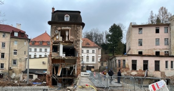 "Zgadzam się, że środki powinny iść szybciej. Naprawiamy to na bieżąco" - mówił w Radiu RMF24 wojewoda dolnośląski Maciej Awiżeń, pytany o pomoc dla powodzian. Potwierdził tym samym ustalenia dziennikarzy RMF FM, którzy informowali o problemach terenów dotkniętych przez żywioł. "Mamy zastój w składaniu wniosków przez gminy do województwa. Żeby ktoś dostał pieniądze, gmina musi zawnioskować. Są gminy, które nie złożyły do dzisiaj żadnego wniosku" - przyznał Awiżeń. "Są gminy, które otrzymały środki, a ich jeszcze nie wypłaciły" - dodał gość Tomasza Terlikowskiego.