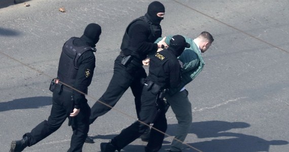 Na całej Białorusi doszło w czwartek do kolejnej fali zatrzymań. Aktywiści poinformowali, że w ręce sił bezpieczeństwa wpadli m.in. bliscy więźniów politycznych.