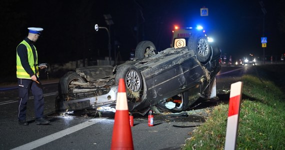 Możliwość orzeczenia dożywotniego zakazu prowadzenia pojazdów w przypadku, gdy ktoś złamie nałożony już wcześniej zakaz oraz bardziej rygorystyczne przepisy dotyczące przepadku pojazdu dla kierowców, którzy prowadzą pod wpływem alkoholu - to część zmian w prawie, które zapowiedział minister sprawiedliwości Adam Bodnar. W ciągu pierwszych dziewięciu miesięcy tego roku doszło do prawie 16 400 wypadków, w których zginęło ponad 1400 osób.