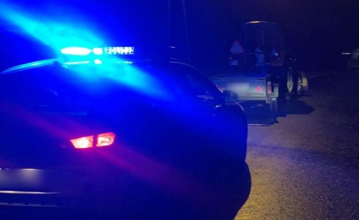 Prosta droga, samochód osobowy i ciągnik rolniczy - typowa sytuacja na polskiej wsi. Sielankę postanowił jednak zaburzyć kierujący traktorem, który mając 4 promile alkoholu we krwi i próbując wyminąć osobówkę, uderzył w nią.