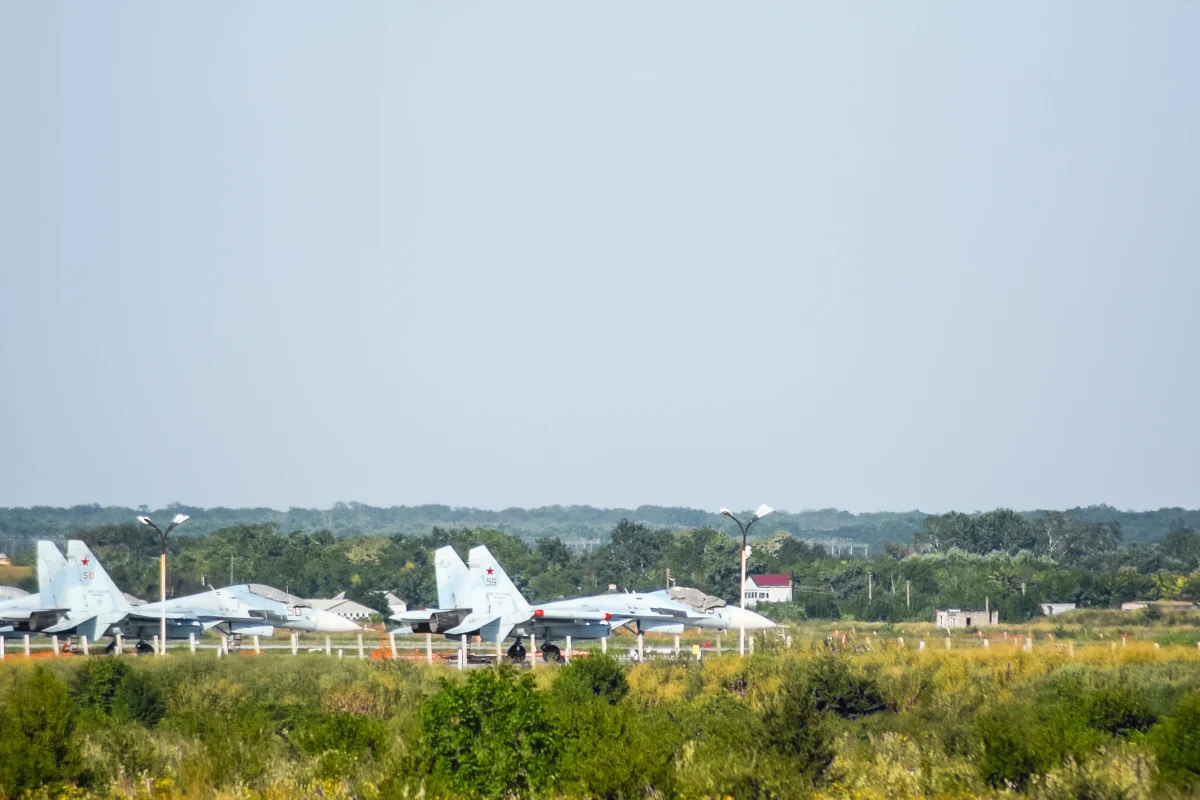 Rosyjskie władze i media poinformowały o ataku dronów na lotnisko wojskowe Krymsk w Rosji. "Kraj Krasnodarski atakowany całą noc przez drony" - przekazał rosyjski kanał ASTRA. Doniesienia te potwierdził w piątek Andrij Kowałenko, szef Centrum Przeciwdziałania Dezinformacji przy Radzie Bezpieczeństwa Narodowego i Obrony Ukrainy.