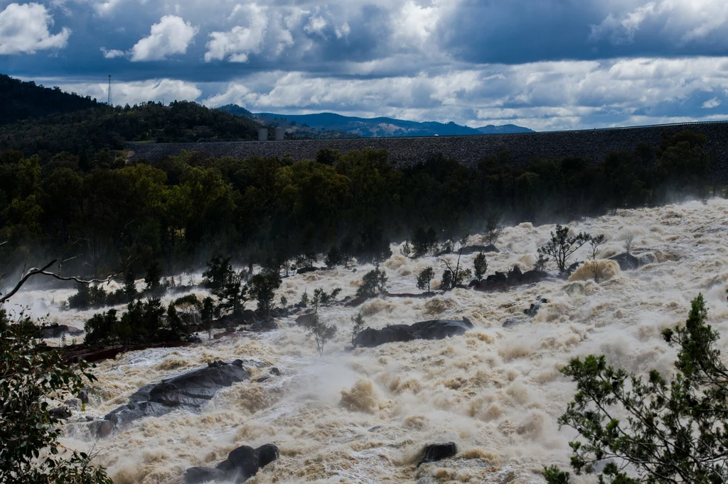 Zjawisko La Nina zwiększa prawdopodobieństwo powodzi w północnej i wschodniej Australii wiosną i latem. Tamy muszą wówczas zostać otwarte, brzegi rzek są rozmywane, wody wzbierają, a tereny miejskie i rolnicze są zalewane. Na zdjęciu zapora wodna Wyangala w Nowej Południowej Walii, Australia